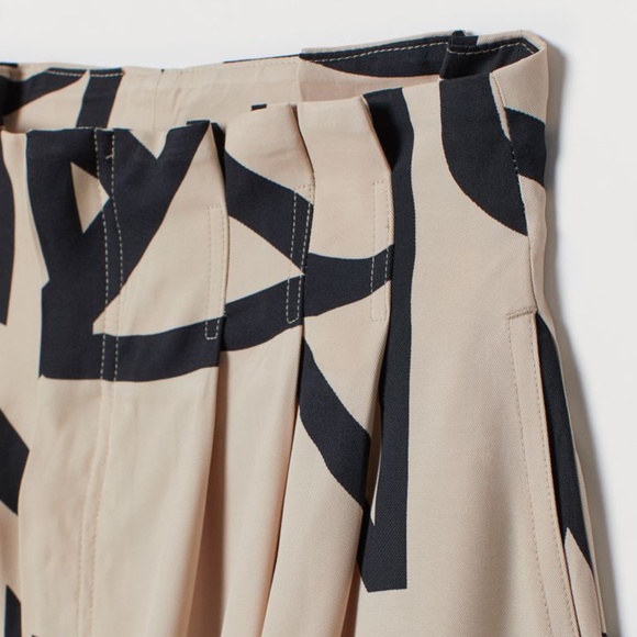 H&M Viscose Twill Shorts - Picture 2 of 8